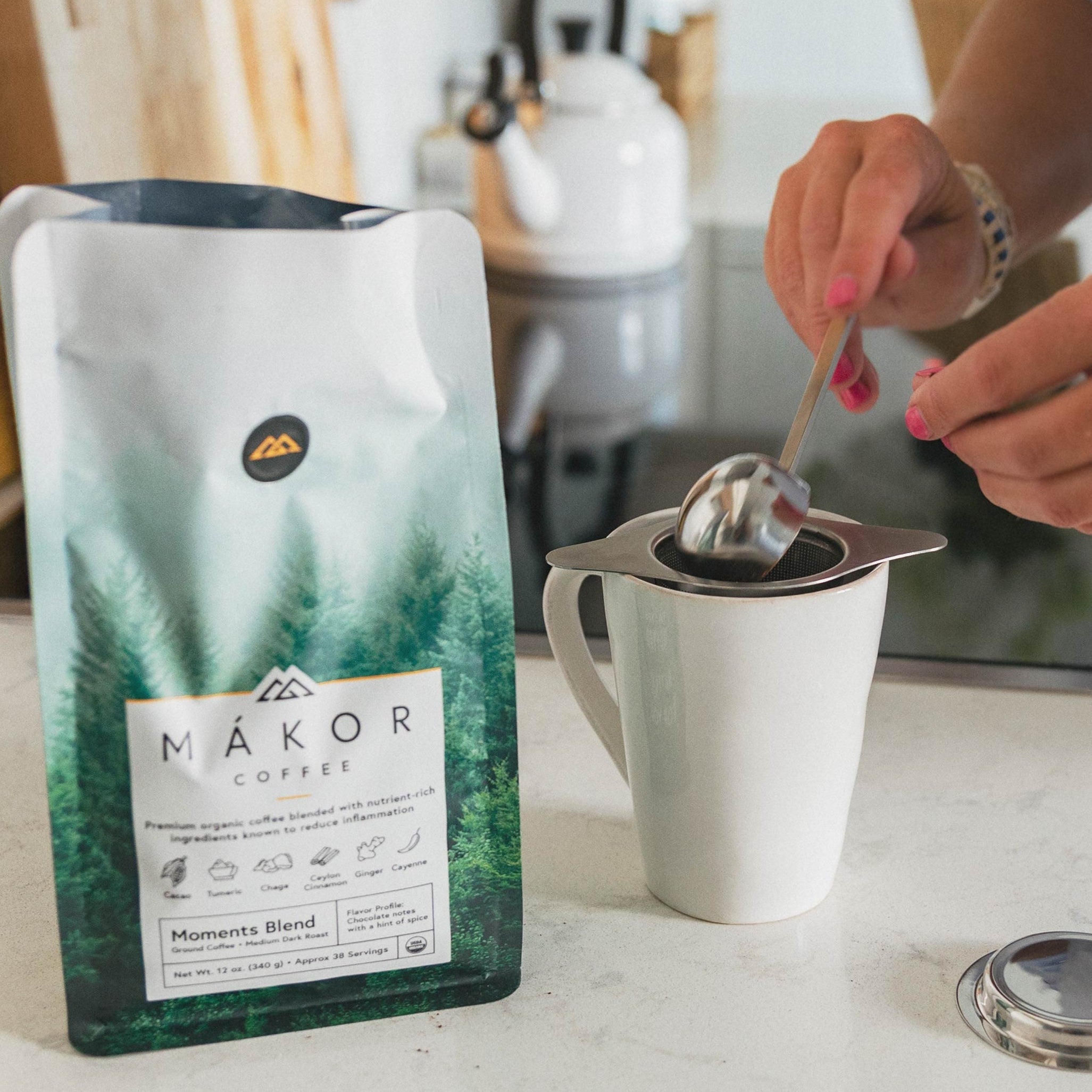 Scooping Mákor Coffee